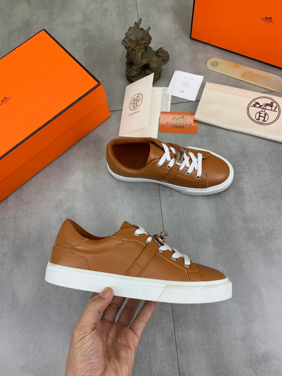 Men's men's shoes 💰P640 New Hermes top version Hermès classic couple style #𝐊𝐞𝐥𝐥𝐲 buckle casual white shoes skateboard shoes that will not conflict with shoes at all. Full of unknowns, Hermès rarely produces flat casual shoes and they are paired with classic palladium-plated Kelly shoe buckles! You'll fall in love with it at first sight. It's super versatile and can be worn with any skirt or pants. 🉑️Close your eyes and wear it. It's super noble. Fabric: Specific cowhide/canvas material. Lining: Sheepskin lining. Outsole: Original molded TPU outsole. Size: 35-45.
